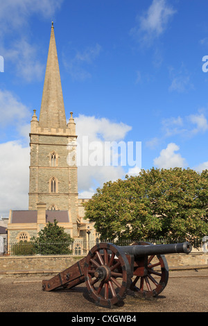 Cannon on walls by Saint Columb's Cathedral church spire inside walled city of Derry Co Londonderry Northern Ireland UK Stock Photo