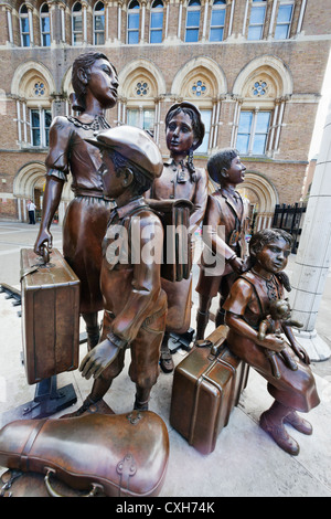 The City, Liverpool Street Station, Hope Square, Sculpture titled 'Children of the Kindertransport' by Frank Meisler Stock Photo
