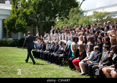 US President Barack Obama waves goodbye after talking with summer interns from the White House Internship Program August 10, 2011 in the Rose Garden of the White House. Stock Photo