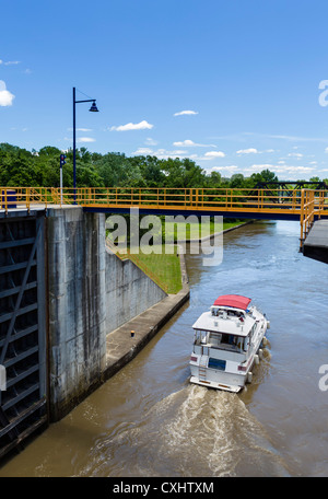 Boat leaving Lock No 3 on the Erie Canal in Waterford, near Albany, New York State, USA Stock Photo