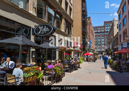 Office workers eating lunch in restaurants on East 4th Street off Euclid Avenue in downtown Cleveland, Ohio, USA Stock Photo