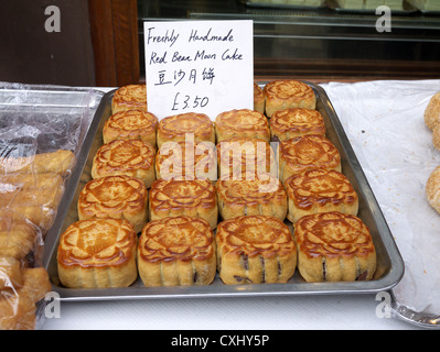 Fresh hand made moon cake on sale for the Chinese mid-Autumn festival Stock Photo