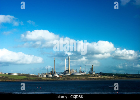 Oil refinery Pembroke, Rhoscrowther along the Pembrokeshire Coastline, Pembrokeshire National Park, Wales, UK Stock Photo