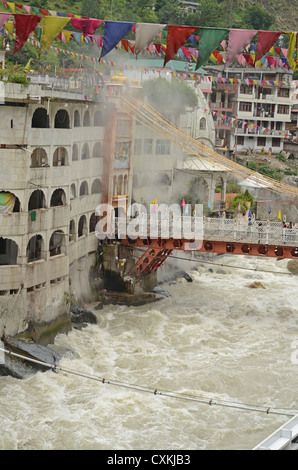 India, Himachal Pradesh, Manikaran, Sri Guru Nanak Ji Gurdwara shrine by Parvati river, a pilgrimage site for Sikhs and Hindus Stock Photo