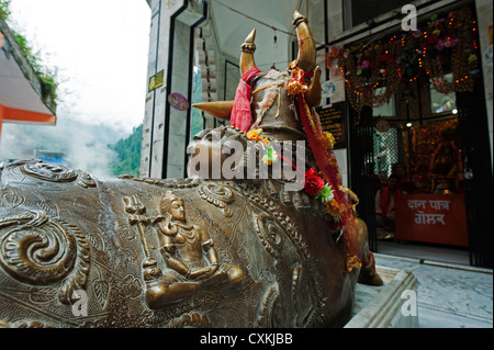 India, Himachal Pradesh, Manikaran, bronze decorated horse in Sri Guru Nanak Ji Gurdwara shrine along the Parvati river Stock Photo