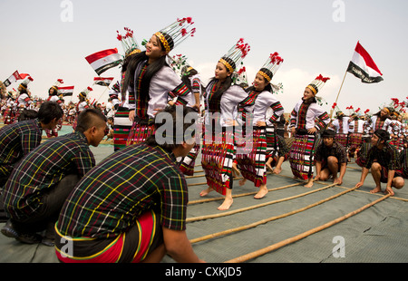 The Cheraw, or bamboo dance, at Chapchar Kut, the harvest festival celebrated in Aizawl, Mizoram, NE India Stock Photo