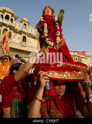 Wooden idols of Shiva and Gauri are decorated during the Gangaur festival. Gangaur Ghat in Udaipur, Rajasthan, India Stock Photo