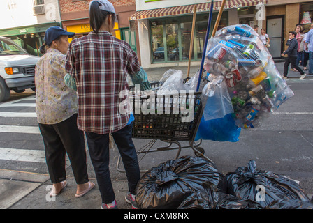 New York City, NY, USA, Street Scenes in the West Village, Chinese Poor, Garbage Pickers, Scavangers International Immigrants, Asian,  neighborhood, migrants,  low income urban usa, poverty Stock Photo