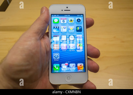 New York, NY, USA, Apple Store, Man's Hands Holding a New 'Iphone 5' Smart Phone, Manhattan Stock Photo
