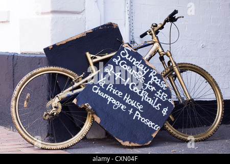 Advertising for Sunday lunch at The Old Auctioneer pub in Banbury, Oxfordshire. Stock Photo