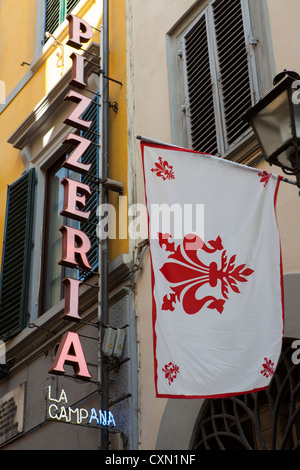 Donna con la campana di vetro Foto stock - Alamy