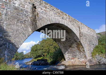 The River Laxford flowing under Laxford Bridge just upstream from Loch Laxford, near Scourie, Highlands, Sutherland, Scotland UK Stock Photo