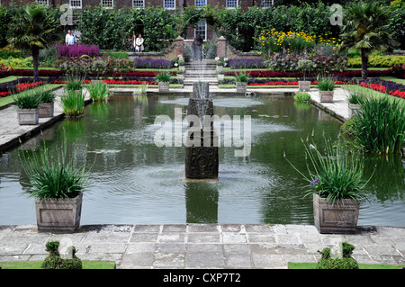 kensington palace sunken garden summer flowering water pond feature formal garden gardens Stock Photo