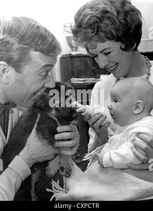 VAL DOONICAN  Irish singer with wife Lynn about 1967 Stock Photo