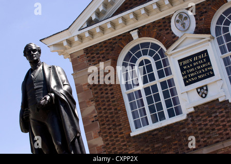 Bronze statue of Sir Robert Peel dating from 1852, and was erected by public subscription to commemorate Tamworth's famous son. Stock Photo