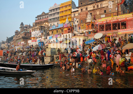 Asia India Uttar Pradesh  Varanasi  Hindu devotees on the ghats of the river Ganges Stock Photo
