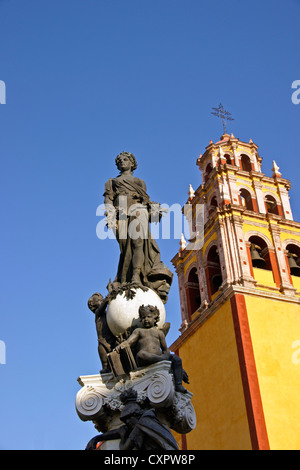 Basilica of Our Lady of Guanajuato with statue on fountain in Plaza de la Pax Stock Photo