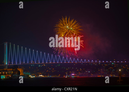 Türkei, Istanbul, Feuerwerk über der 1. Bosporusbrücke Stock Photo