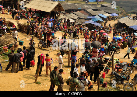 Market, members of the Flower Hmong ethnic minority, Can Cau, Northern Vietnam, Vietnam, Southeast Asia, Asia Stock Photo