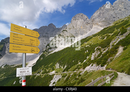 Signpost on the hiking path connecting Gruttenhuette mountain lodge and Ellmauer Halt, Wilder Kaiser mountain, Tyrol, Austria Stock Photo