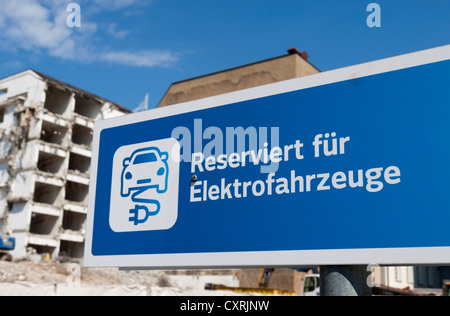 Sign 'Reserviert fuer Elektrofahrzeuge', German for 'reserved for electric vehicles', at a construction site in Mitte district, Stock Photo