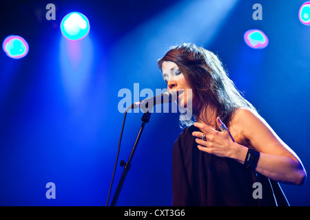 Louise Rhodes, singer of the British band Lamb, live in the Schueuer ...