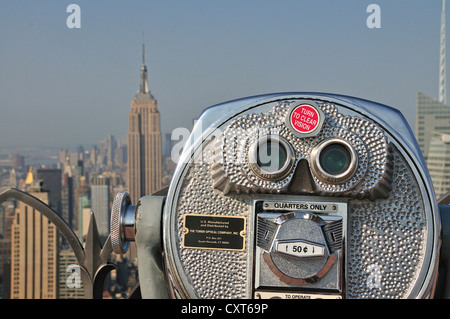 Coin-operated telescope on the observation deck 'Top of the Rock' at the Rockefeller Center overlooking the Empire State Stock Photo