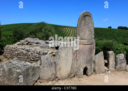 Tomba dei Giganti, Coddu Vecchiu, Arzachena, Giants' Grave, a Sardinian megalithic gallery grave built by the Nuragic Stock Photo