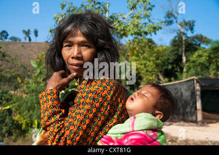 Woman dressed with modern clothing with a child from the Mlabri, Mrabri, Yumbri, Ma Ku or 'Spirits of the Yellow Leaves' hill Stock Photo