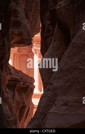 First glimpse of The Treasury (Khaznat el-Faroun) from Al-Siq, Petra, Jordan Stock Photo