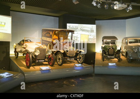 dh Beaulieu BEAULIEU HAMPSHIRE Old vintage car display inside Beaulieu National Motor Museum motorcars cars uk Stock Photo