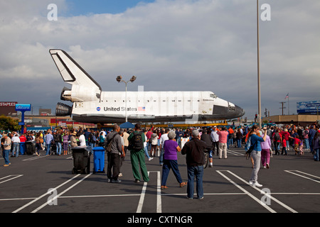 Crowds come out on October 12, 2012, to see the Space Shuttle Endeavour as it is transported 12 miles from Los Angeles Airport Stock Photo