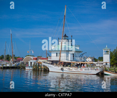 Chesapeake Bay Maritime Museum, St. Michaels, Maryland Hooper Strait Lighthouse (1879) with skipjack sloop HM Krent Stock Photo