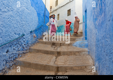 Chefchaouen, Chefchaouen Province, Morocco. Typical scene in the medina. Women in local clothing. Stock Photo