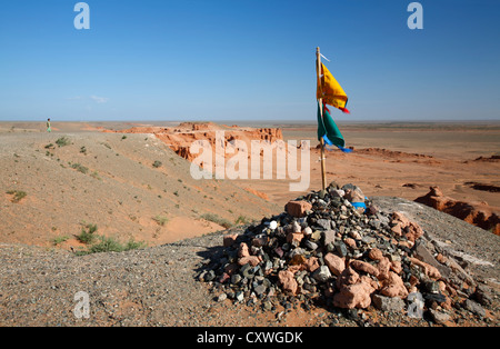 Ritual place obo overlooking erosion formations at Bayanzag flaming cliffs, Gobi desert, Mongolia Stock Photo