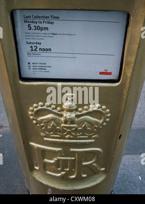 Royal Mail Post Box painted gold to honour Alistair Brownlee, Gold Medal winner in the London 2012 Olympics Triathlon. Stock Photo