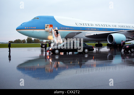 US President Barack Obama boards Air Force One at Akron-Canton Regional Airport September 26, 2012 in North Canton, Ohio. Stock Photo