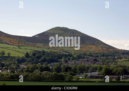 The Eildon Hills rising above the town of Melrose Scottish Borders Scotland Stock Photo