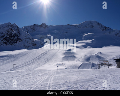 Ski slope with ski jumps for snowboarders, Kaunertal glacier ski area, Kaunertal, Feichten, Tyrolean Oberland, Tyrol, Austria Stock Photo