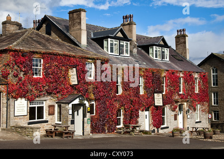 Aysgarth Falls Hotel covered in red Virginia Creeper vine,  in the village of Aysgarth, Wensleydale, North Yorkshire Dales, National park, UK Stock Photo