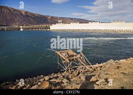 An Indian platform from which native american people fish for salmon on the Columbia River beneath John Day Dam in Oregon. Stock Photo