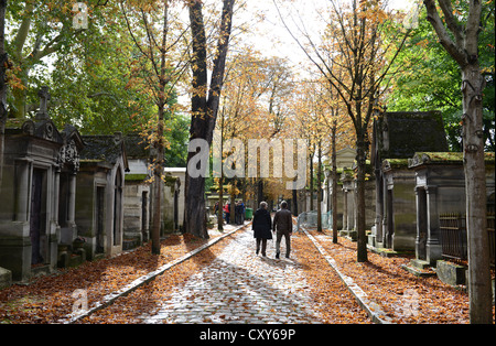 Père Lachaise Cemetery, tourists visiting the Pere Lachaise Cemetery, Cimetière du Père-Lachaise, Paris, France Stock Photo