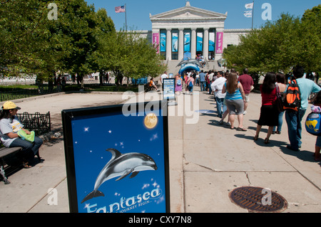 Line of visitors outside the Shedd Aquarium, Chicago, Illinois, USA. Stock Photo