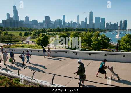 Wide-angle view of the Lakefront Trail, Grant Park, Lake Michigan, the Chicago skyline, from in front of the Shedd Aquarium, Chicago, Illinois, USA. Stock Photo