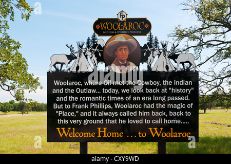 Oklahoma, Bartlesville, Woolaroc Museum & Wildlife Preserve, welcome sign. Stock Photo