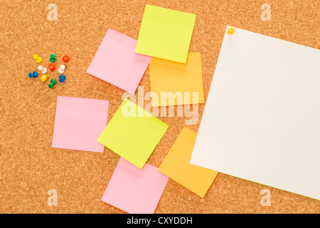 Post-it reminder sticker note with pins on board Stock Photo