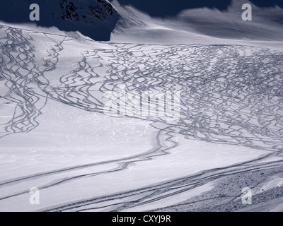 Skiers' traces in the deep powder snow, Kaunertal glacier ski area, Kaunertal, Feichten, Tyrolean Oberland, Tyrol, Austria Stock Photo