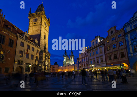 Tourists on Staromestske Namesti square in Stare Mesto quarter, with Tynsky chram, the Tyn Church, at night, Prague Stock Photo