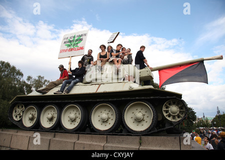 Participants of the Hemp Parade climb a tank at the Soviet War Memorial in Tiergarten, Strasse des 17. Juni, street, protest for Stock Photo