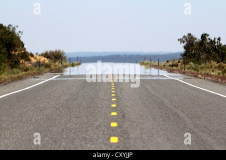 Heat mirage on highway in the Arizona desert Stock Photo - Alamy